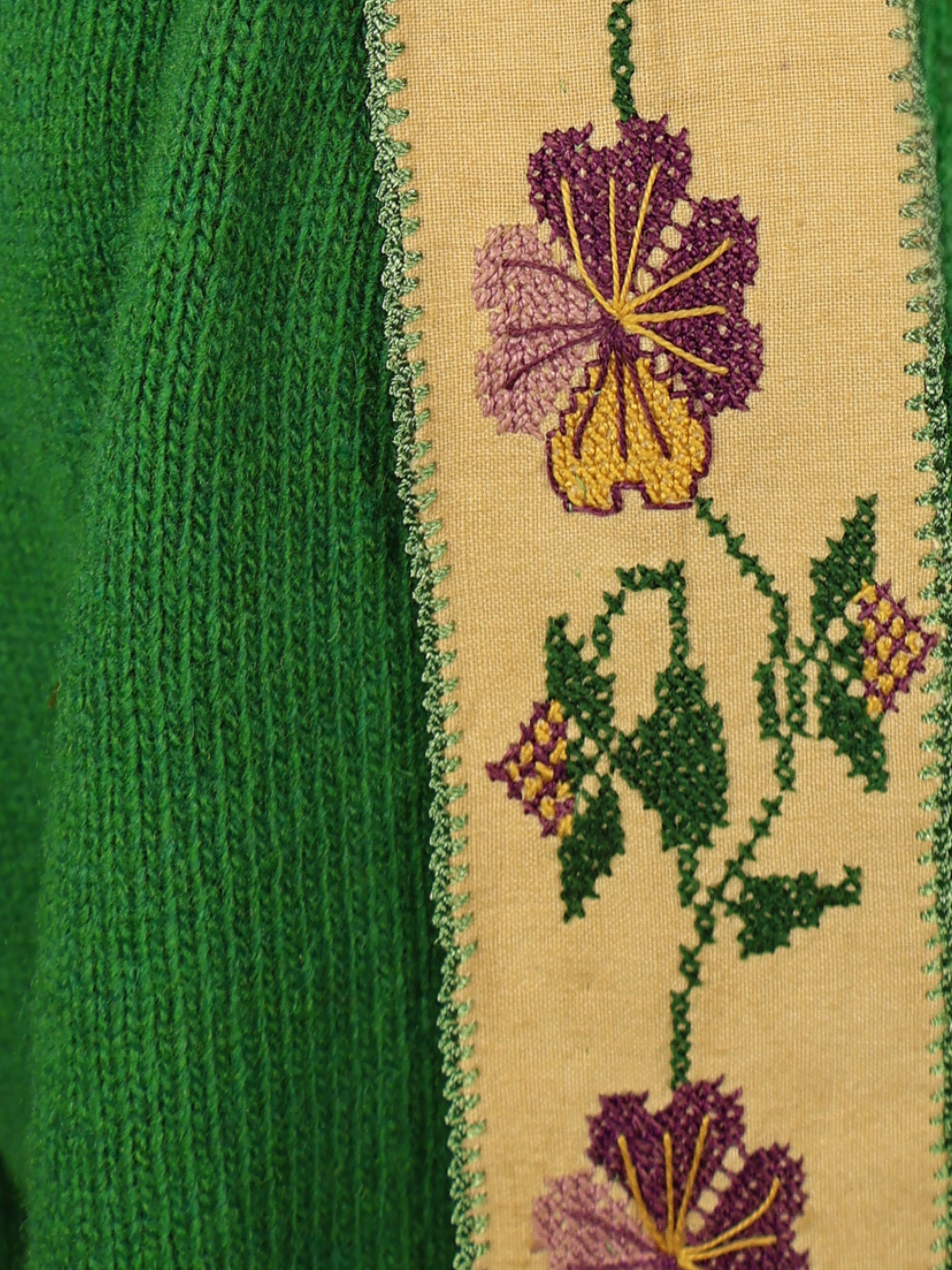 Yeşil İz – Antika Kanaviçeli Özel Tasarım Hırka