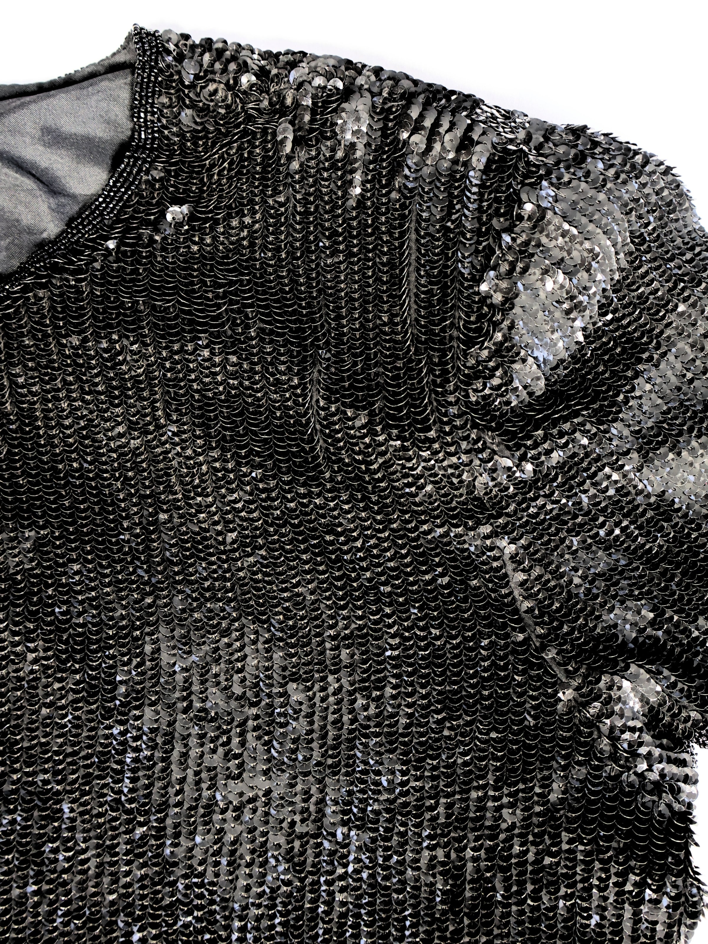 Geceden Parlak – Siyah Payetli Kısa Kollu Bluz