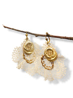 Solin – Altın Gül ve Dantel Sakinliği Küpesi