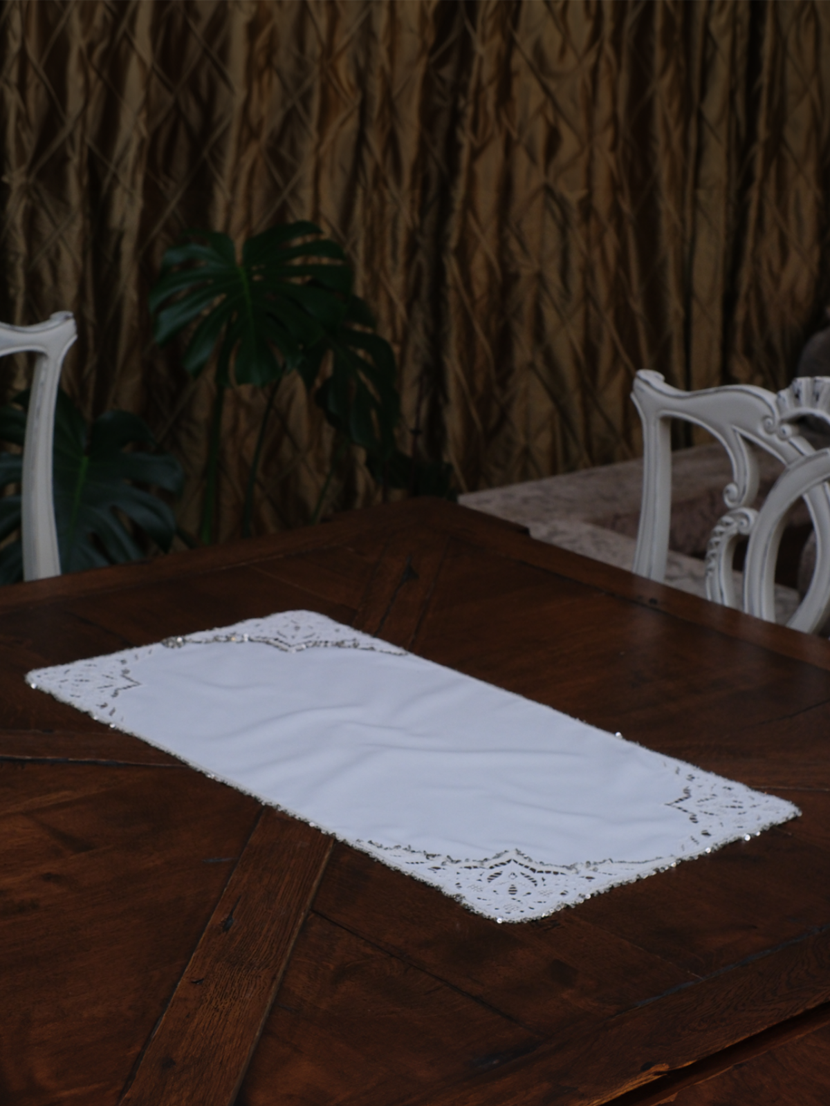 Kullanılmadan Muhafaza Edilen Vintage Beyaz İş Çalışmasından Uyarlanan Dekoratif Örtü