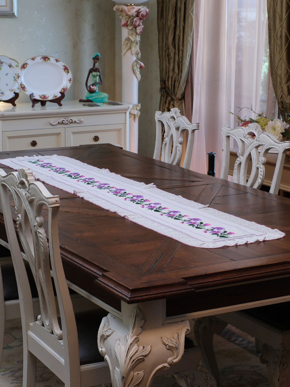 1970'lerde Beyaz Etamin Üzerine İşlenmiş Kanaviçe Sandık Örtüsünden Uyarlanmış Masa Örtüsü