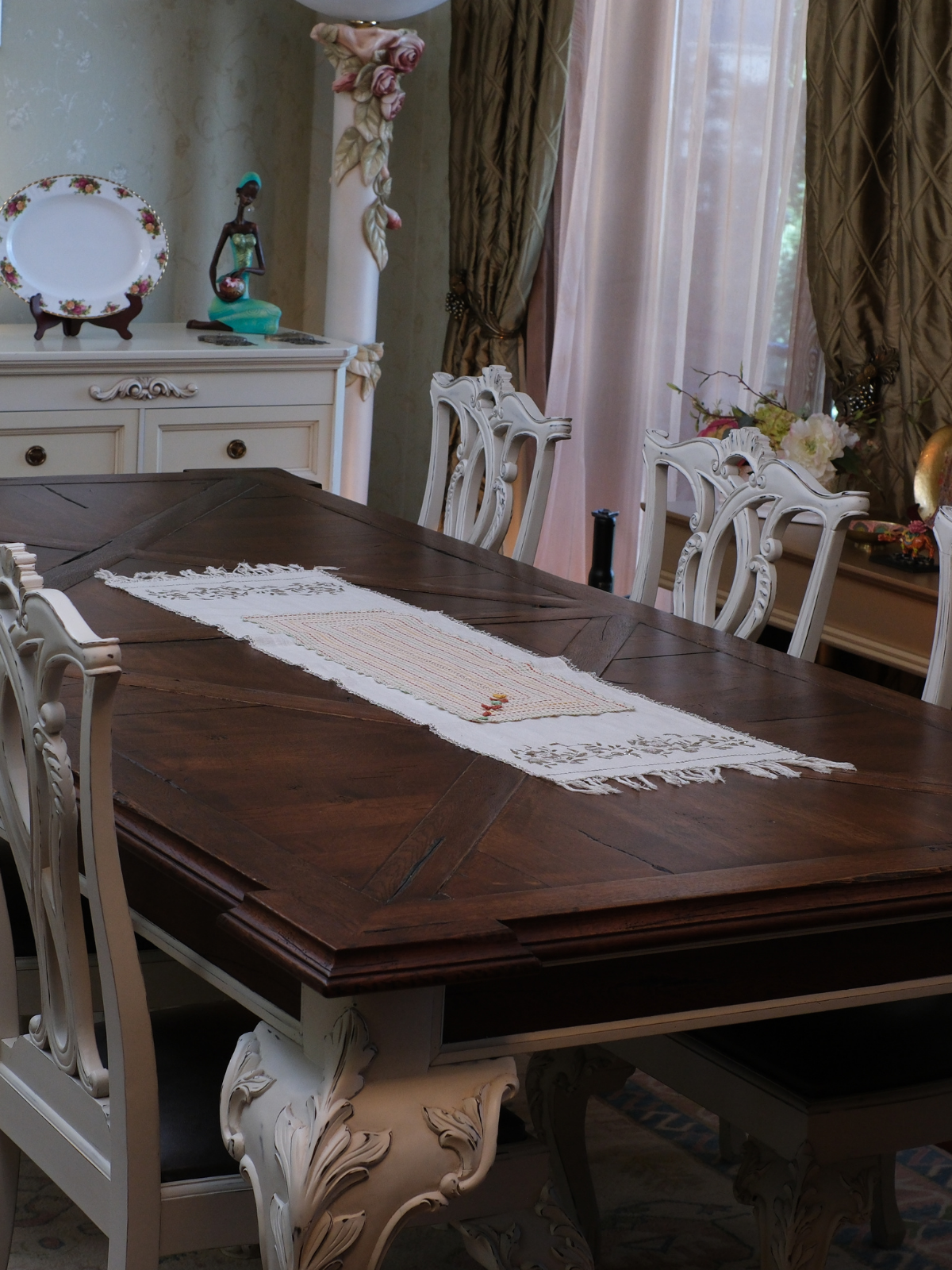 Kullanılmadan Muhafaza Edilmiş İki Özel Sandık Eserinden Uyarlanan Dekoratif Örtü