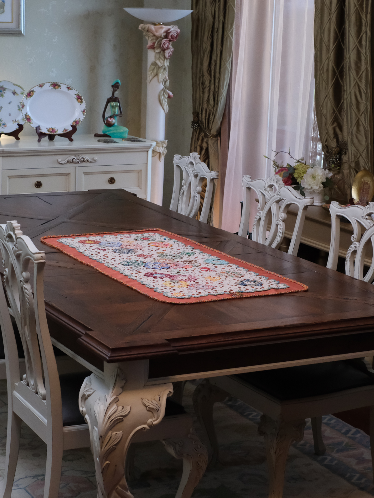 Antika Elde Tığla Örülmüş Dantel ve İpek Fay Kumaşla Renklendirilmiş Özel Masa Örtüsü