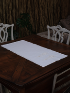 1965'lerde Beyaz İş Dolgu Tekniğiyle Desenlenmiş Sandık Eserinden Uyarlanan Dekoratif Örtü