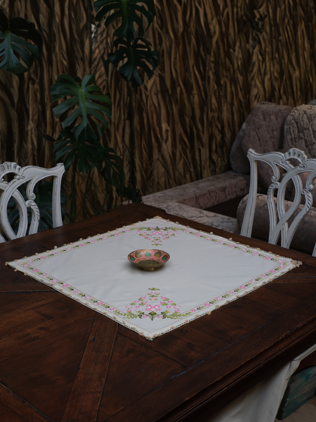 1980'lerde Bilonya İşinin Teknikleriyle Çalışılmış Sandık Örtüsünden Uyarlanan Dekoratif Örtü