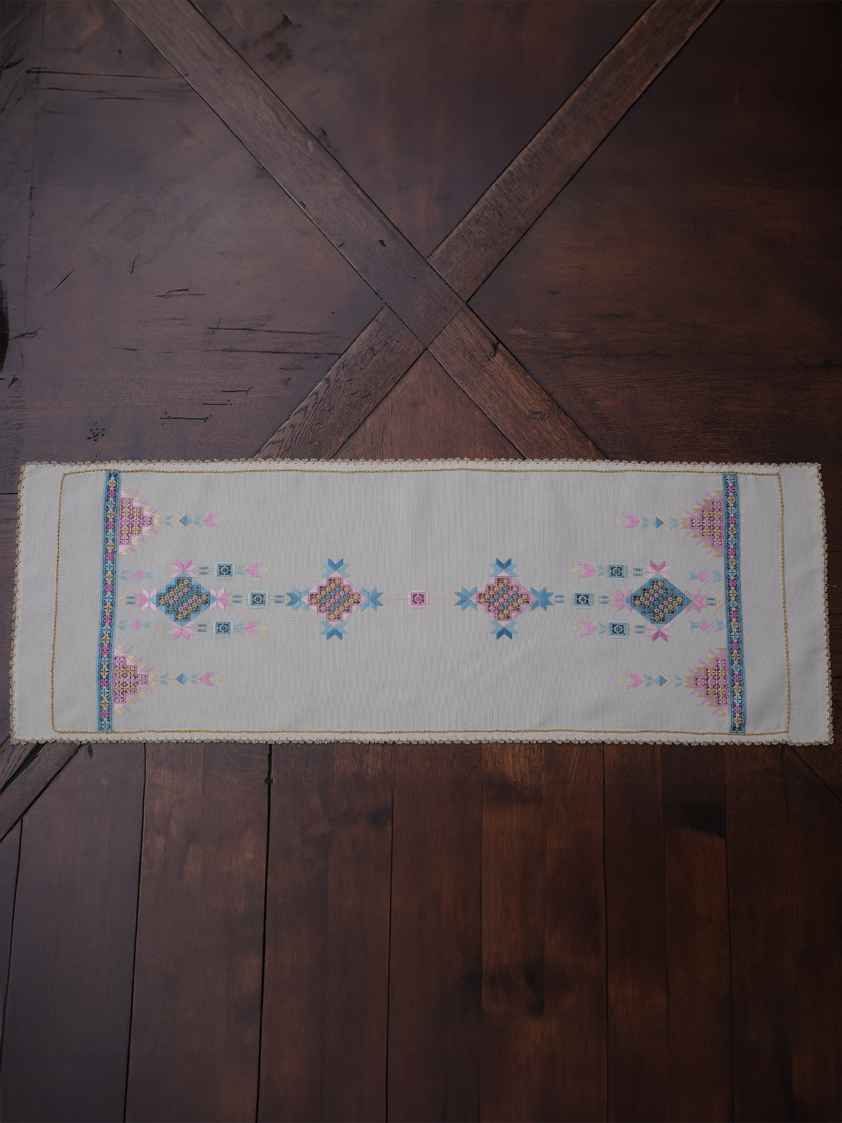 1960'larda Antep İşi ve Susma Teknikleriyle Çalışılan Sandık Eserinden Dönüştürülen Koleksiyon Eseri