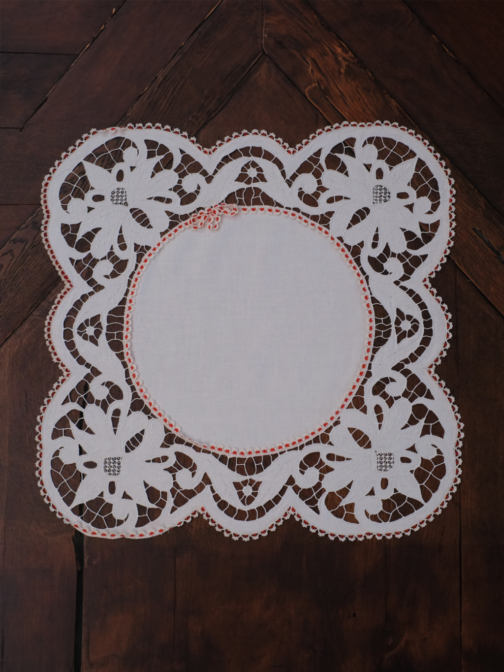 1980'lerde Çalışılmış Beyaz İş Sandık Eserinden Dönüştürülen Dekoratif Örtü