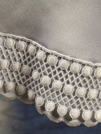 Sessiz Çevre – Güpür Süslemeli Beyaz Saten Dilimli Yuvarlak Masa Örtüsü