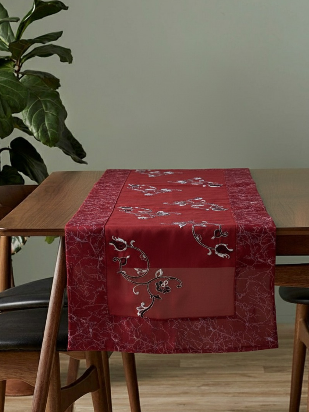 Gümüş Hare – Bordo Organze Üzeri Desenli Şık Dekoratif Örtü