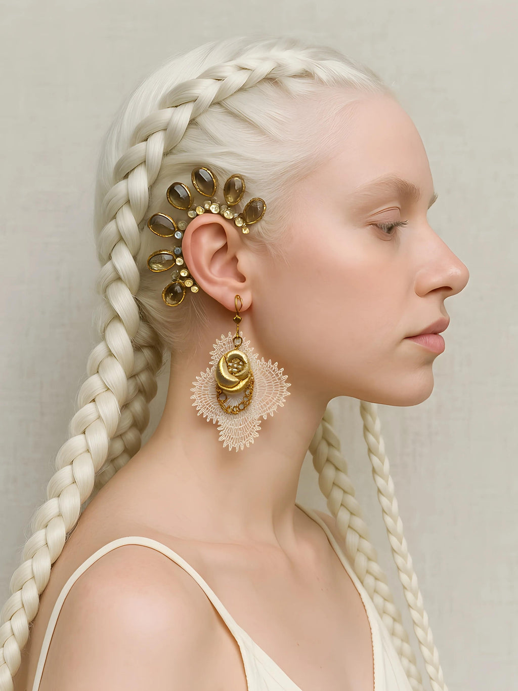 Solin – Altın Gül ve Dantel Sakinliği Küpesi