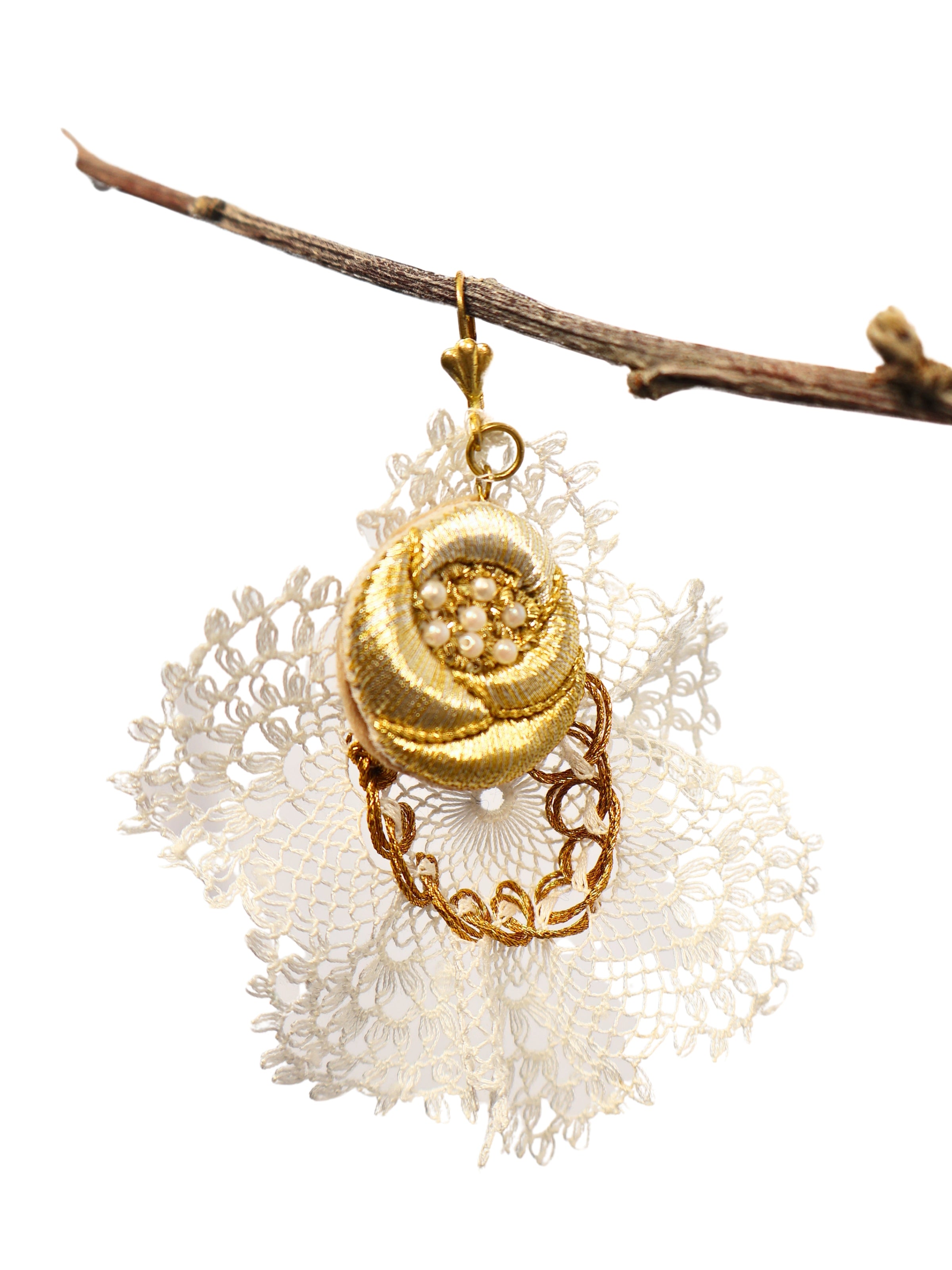 Solin – Altın Gül ve Dantel Sakinliği Küpesi