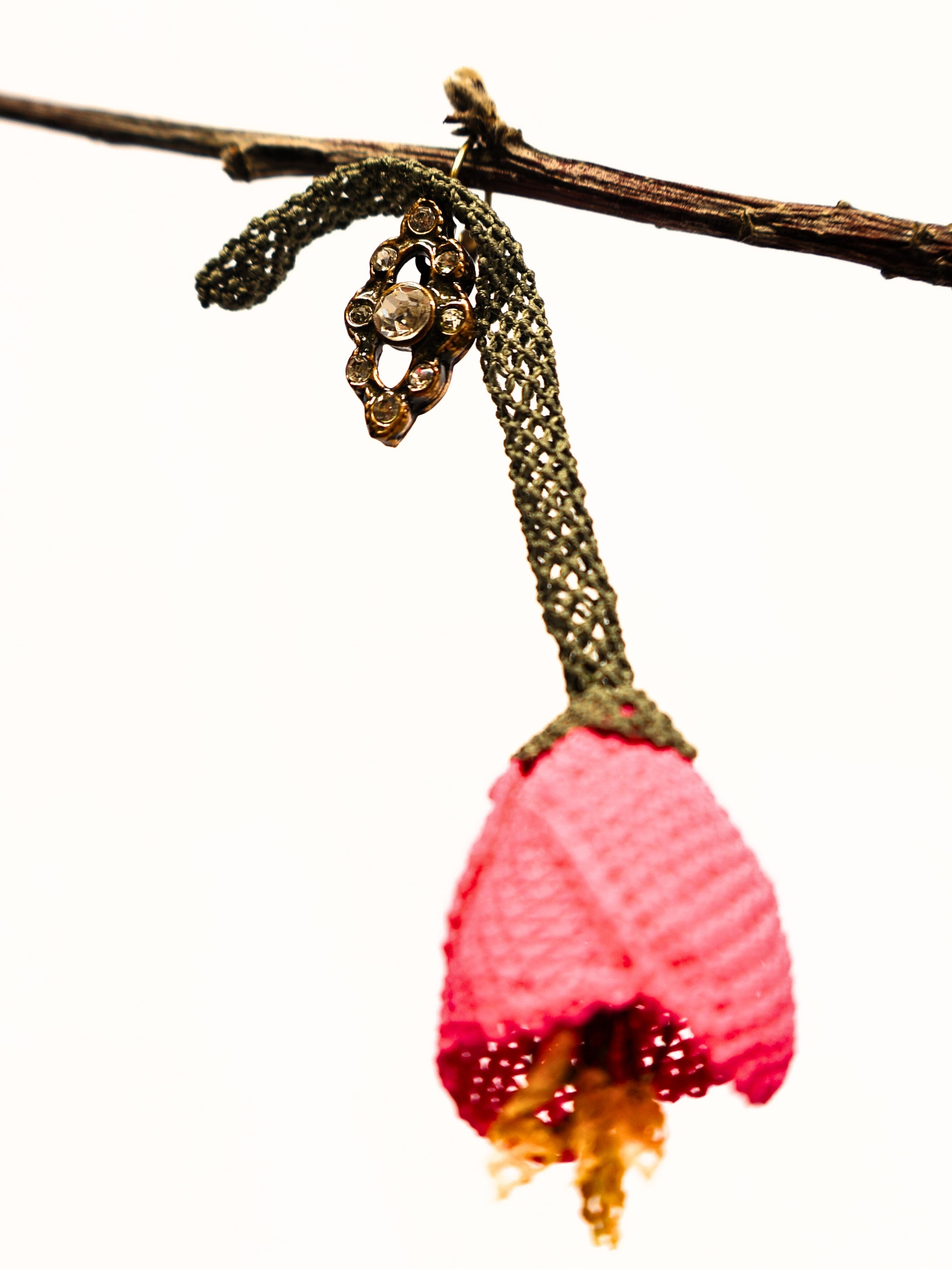 Reyhan – Tomurcuğun Sessiz Taşı Küpe