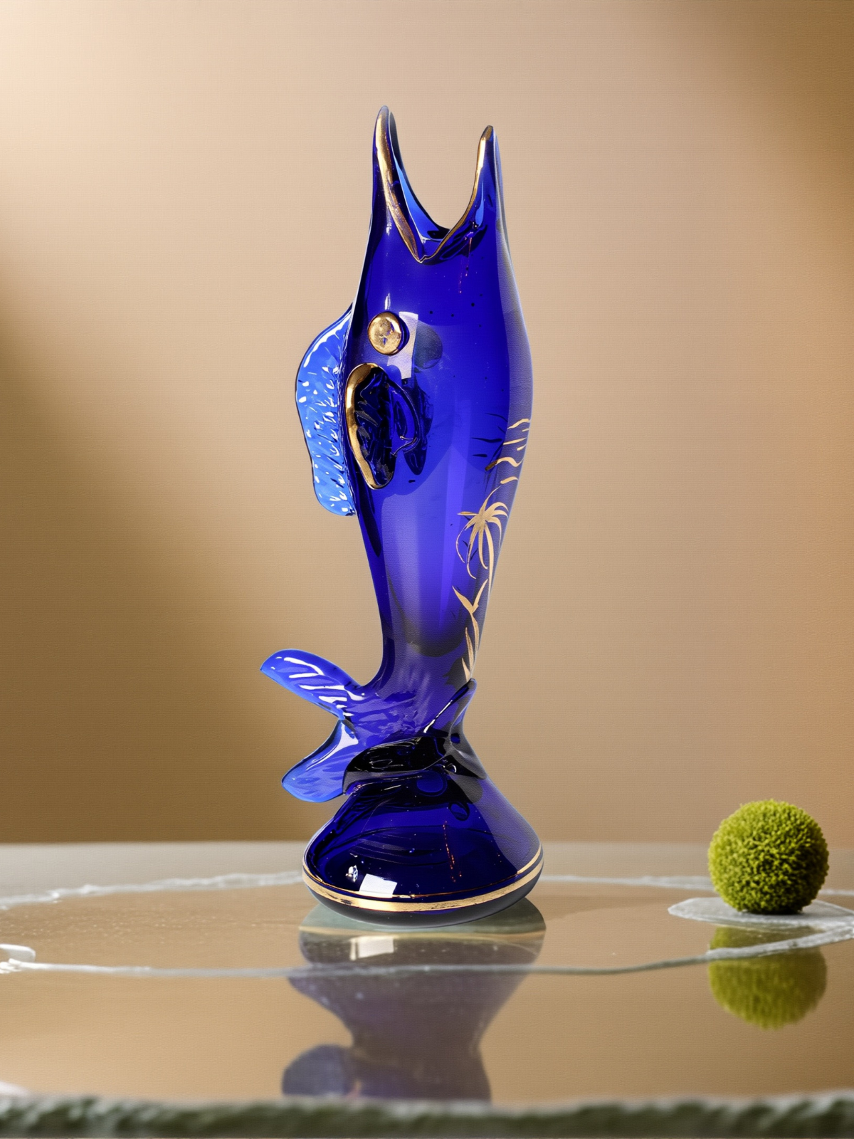 Altın Balığın Zarafeti – El Yapımı Cam Vazo