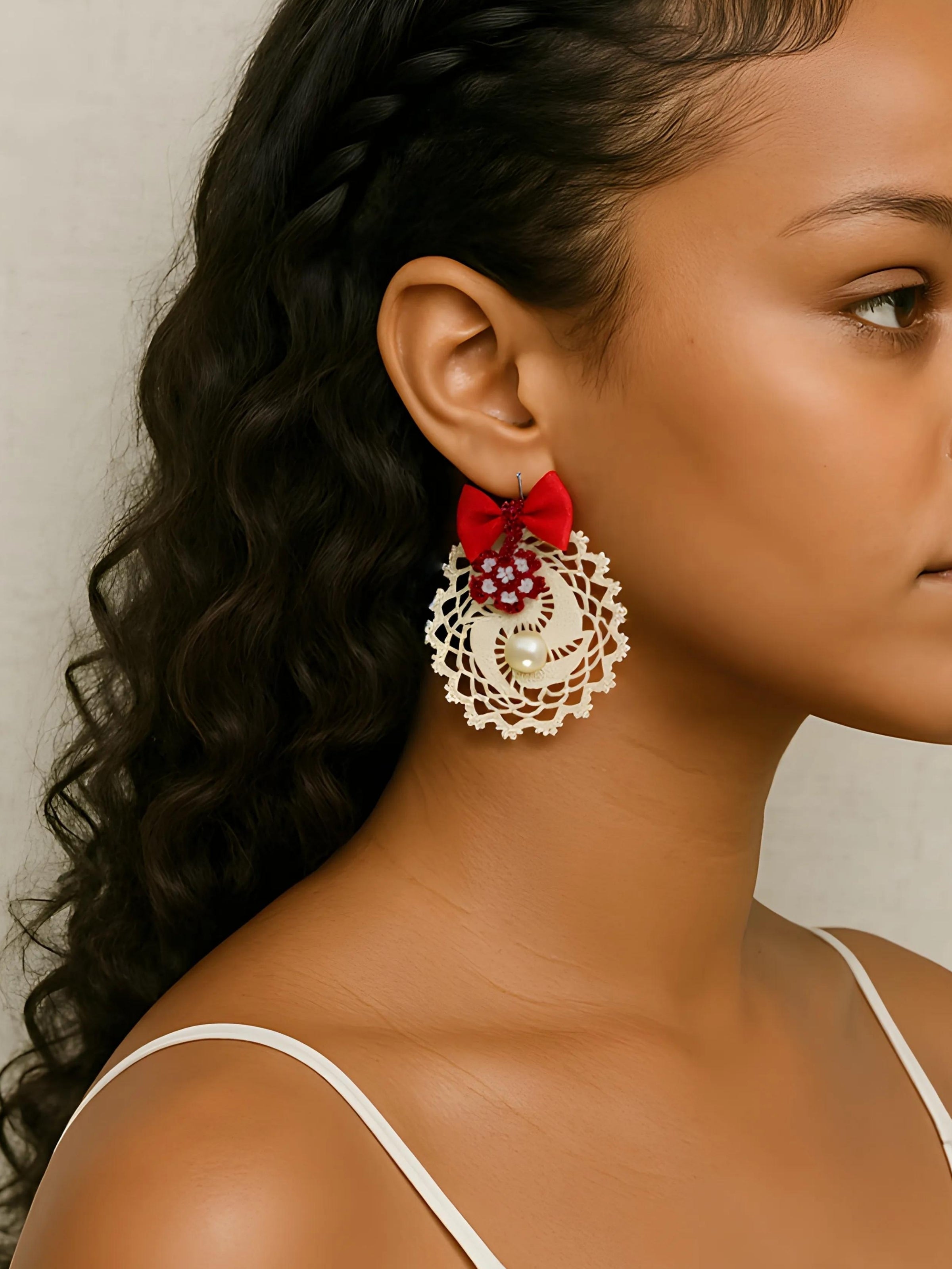 Belkıs – Minyatür Düğüm ve İnci Vurgusu Küpesi