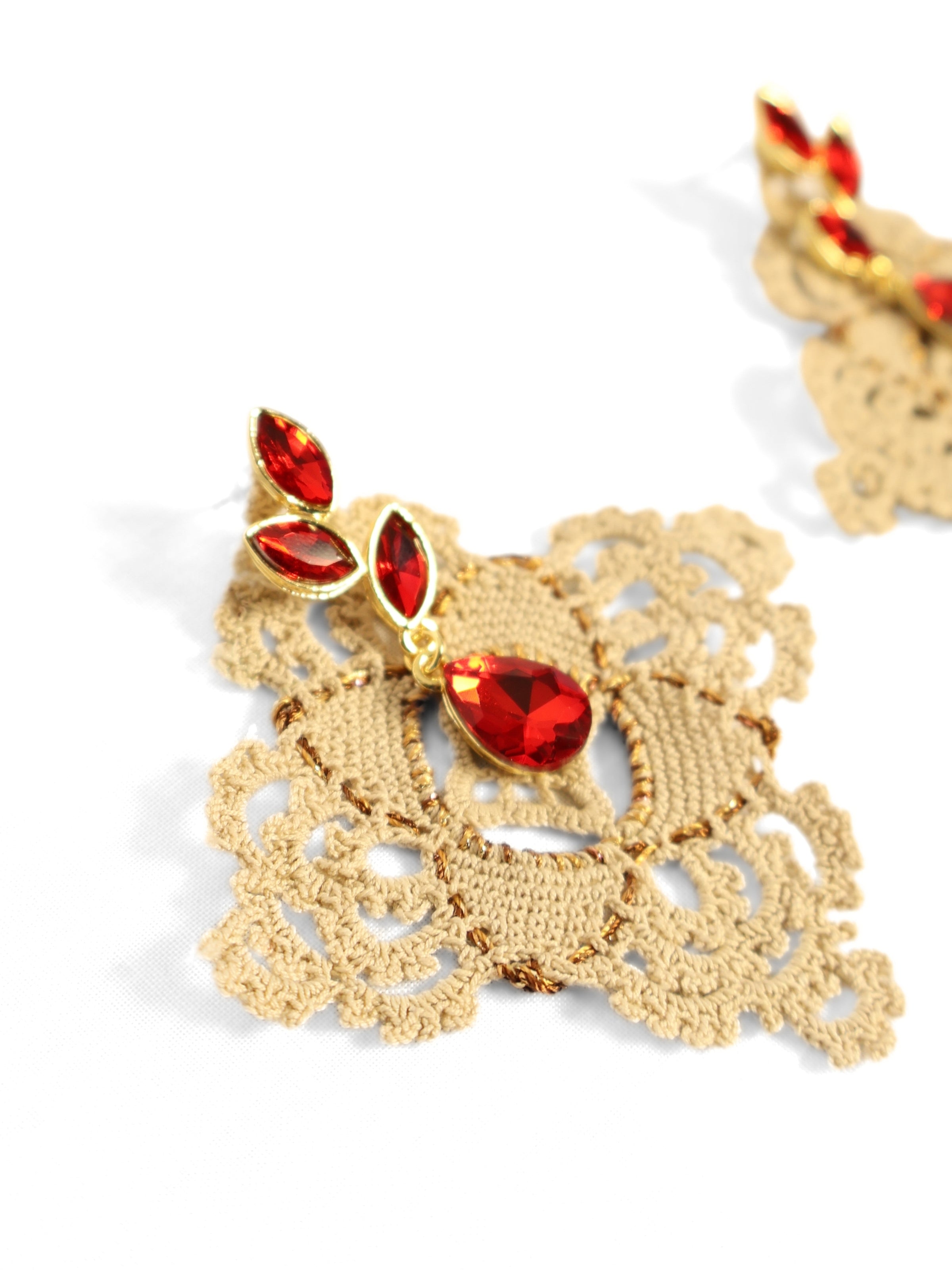 Nehir – Ecru Crochet & Ruby Stone Gold Earrings