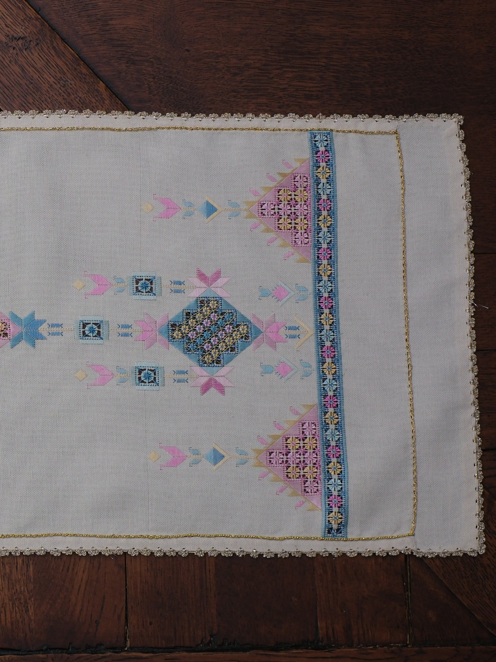 1960'larda Antep İşi ve Susma Teknikleriyle Çalışılan Sandık Eserinden Dönüştürülen Koleksiyon Eseri