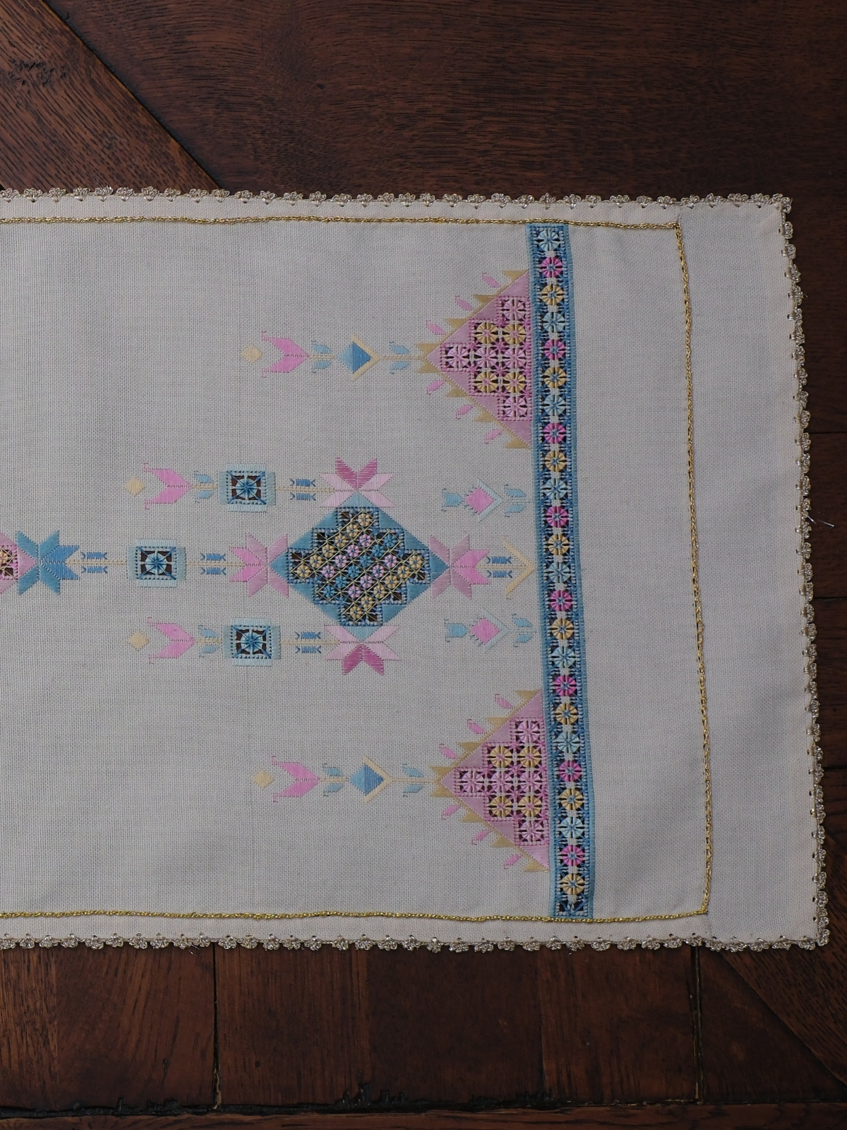 1960'larda Antep İşi ve Susma Teknikleriyle Çalışılan Sandık Eserinden Dönüştürülen Koleksiyon Eseri