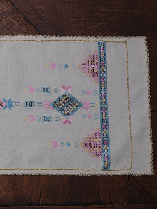 1960'larda Antep İşi ve Susma Teknikleriyle Çalışılan Sandık Eserinden Dönüştürülen Koleksiyon Eseri