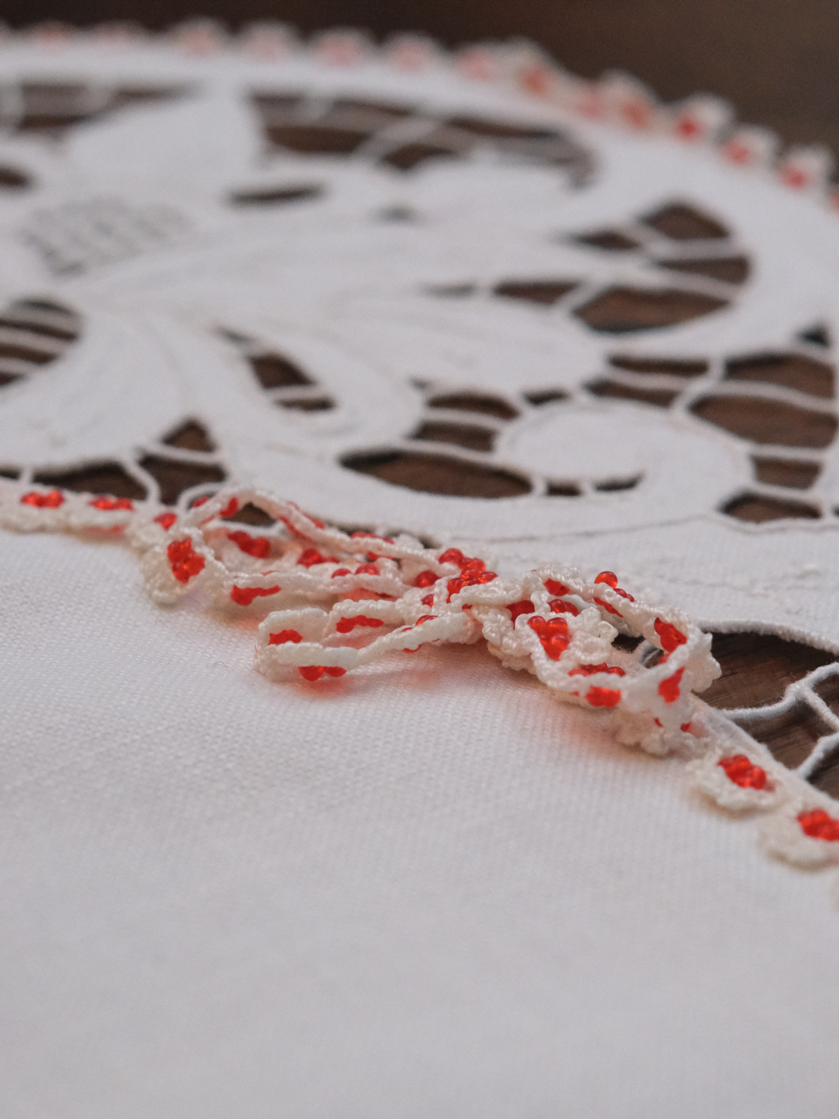 1980'lerde Çalışılmış Beyaz İş Sandık Eserinden Dönüştürülen Dekoratif Örtü