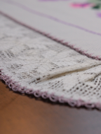 1970'lerde Beyaz Etamin Üzerine İşlenmiş Kanaviçe Sandık Örtüsünden Uyarlanmış Masa Örtüsü