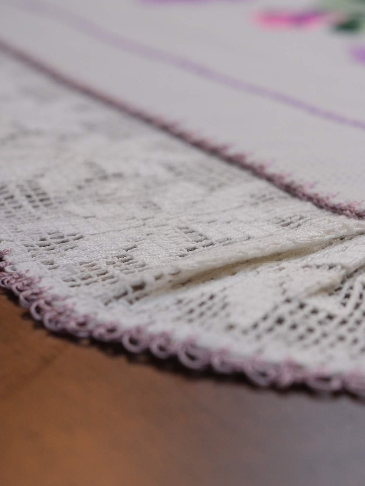 1970'lerde Beyaz Etamin Üzerine İşlenmiş Kanaviçe Sandık Örtüsünden Uyarlanmış Masa Örtüsü