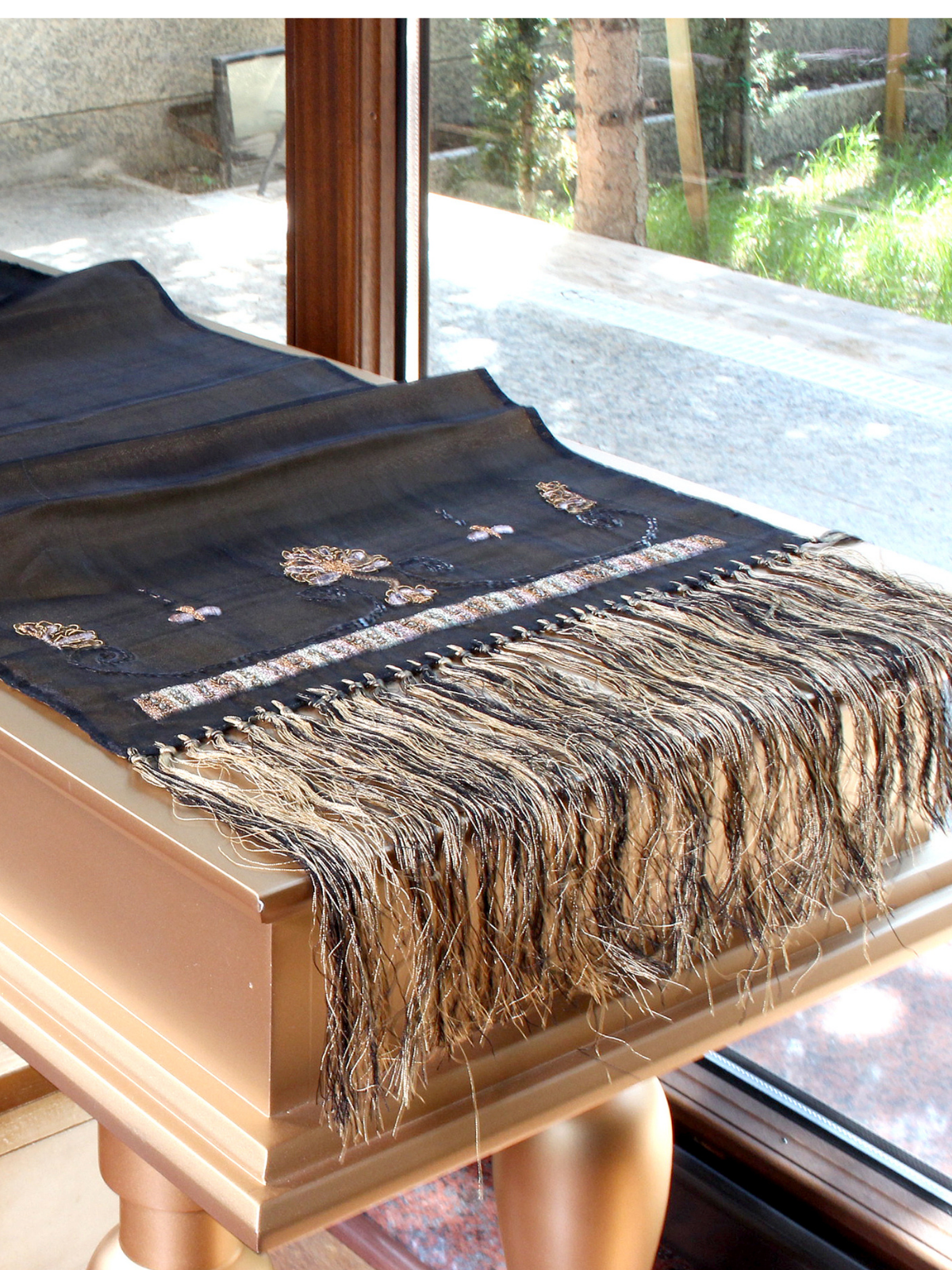 Altın Yansı – Kahverengi ve Hardal İpek Organze Üzeri Çift Taraflı Dekoratif Örtü