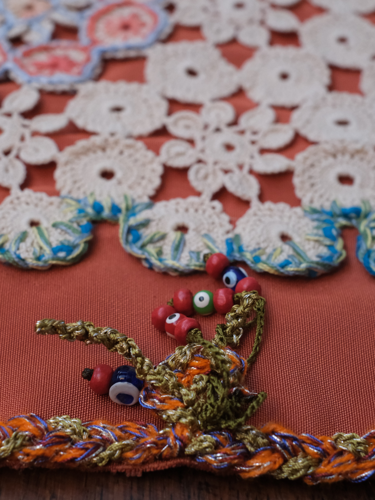 Antika Elde Tığla Örülmüş Dantel ve İpek Fay Kumaşla Renklendirilmiş Özel Masa Örtüsü