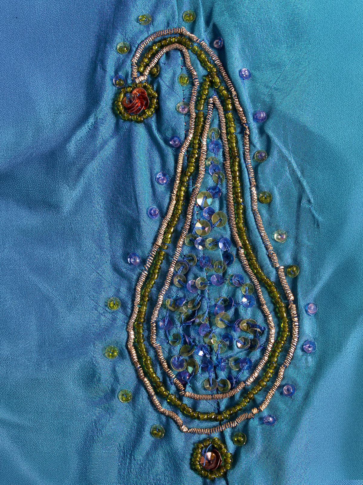 Gökyüzü Yansıması – İpek Tafta ve Organze Üzeri Çift Taraflı Dekoratif Örtü