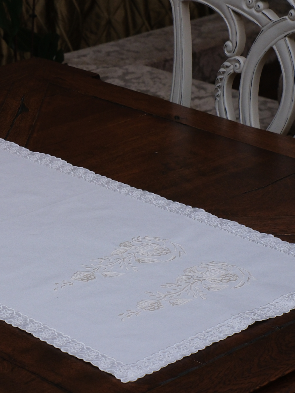 1965'lerde Beyaz İş Dolgu Tekniğiyle Desenlenmiş Sandık Eserinden Uyarlanan Dekoratif Örtü