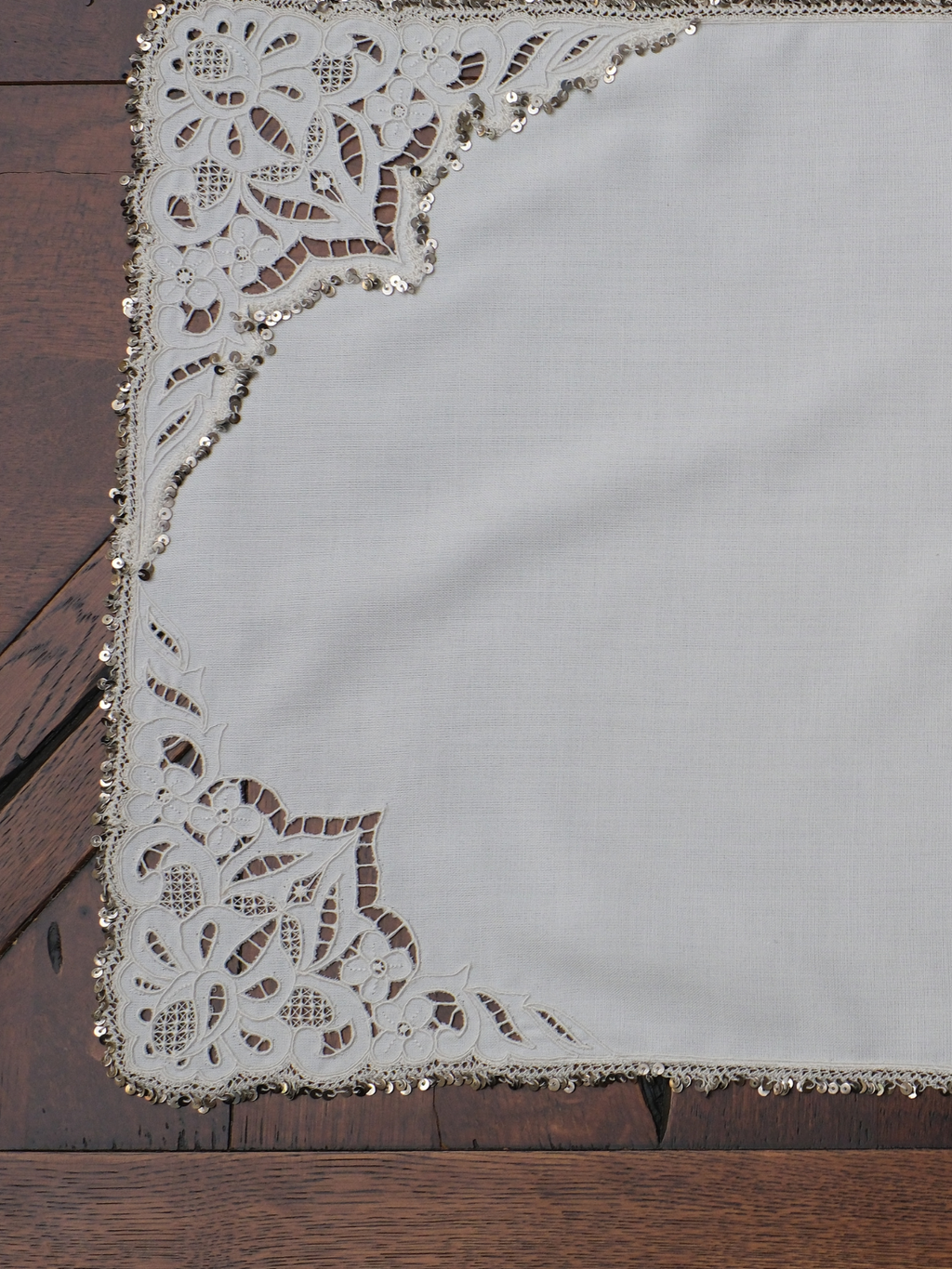 Kullanılmadan Muhafaza Edilen Vintage Beyaz İş Çalışmasından Uyarlanan Dekoratif Örtü