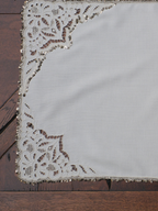 Kullanılmadan Muhafaza Edilen Vintage Beyaz İş Çalışmasından Uyarlanan Dekoratif Örtü