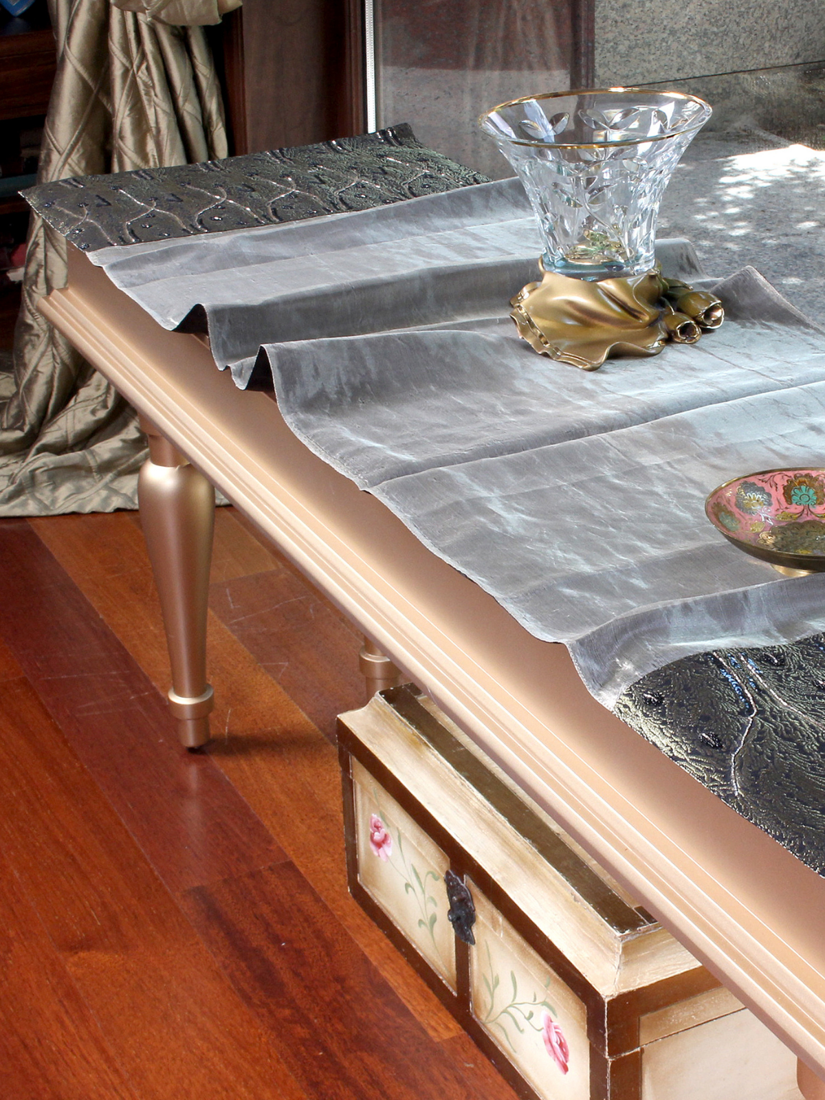 Gece ve Işık – Şampanya İpek Organze Üzeri Brokar Detaylı Çift Taraflı Örtü