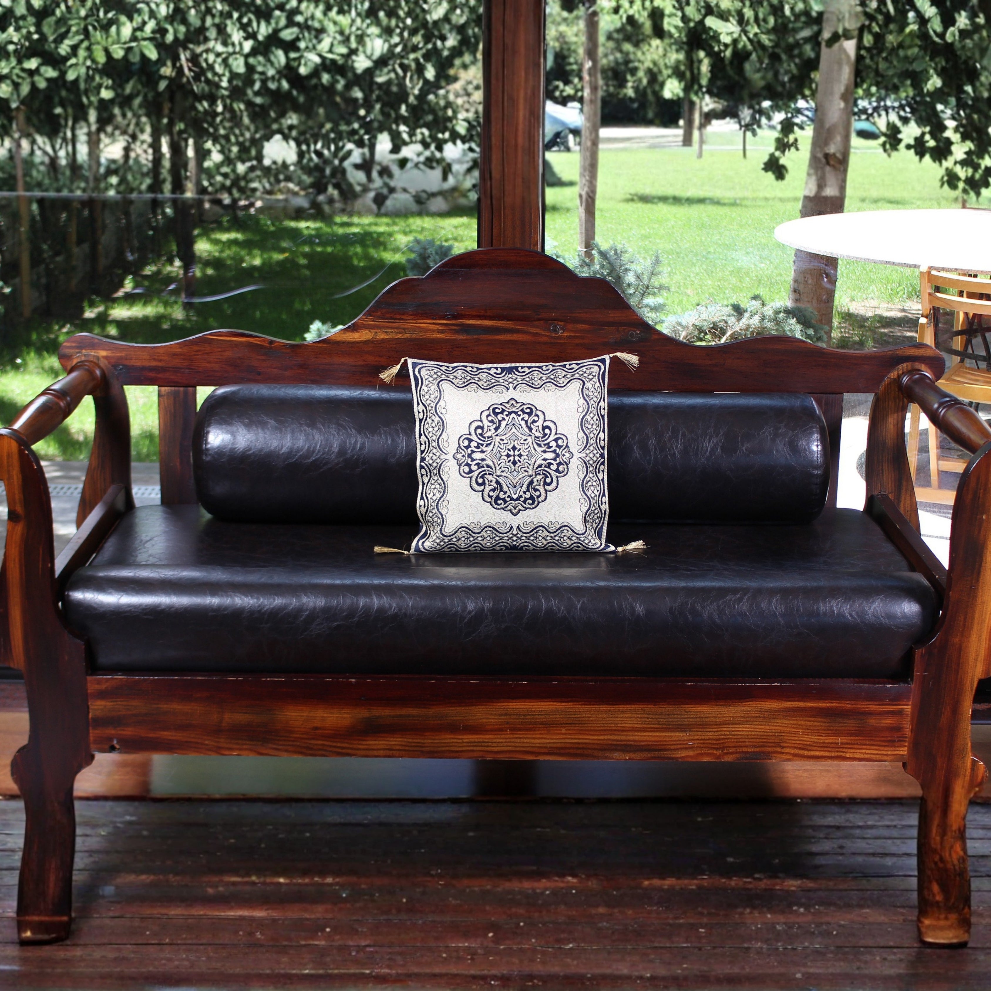 Gece Dokusu – Brokar ve Püskül Detaylı Dekoratif Kırlent Kılıfı