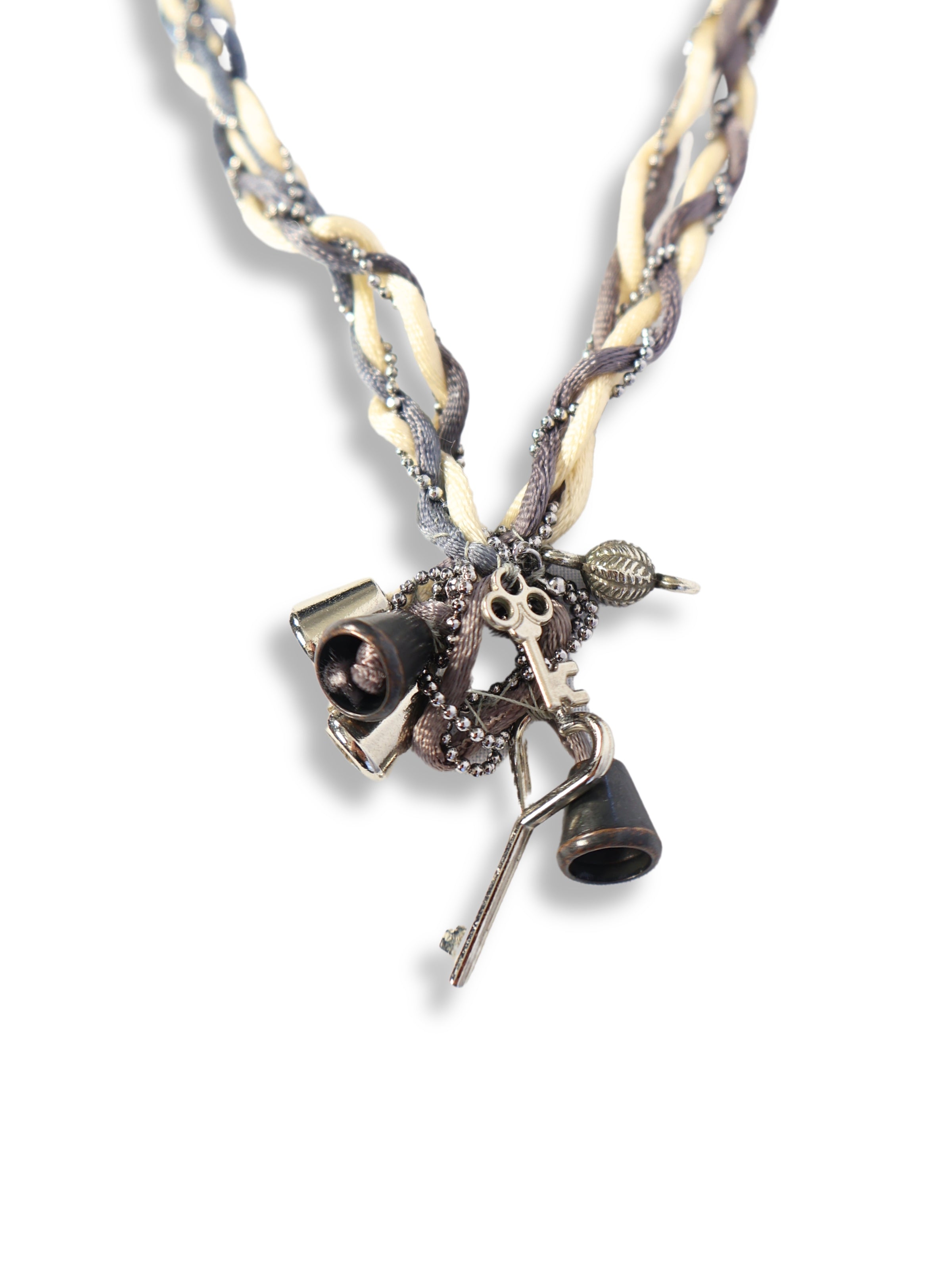 İnayet – Sessiz Işıkta Burgulu Dokunuş Kolyesi