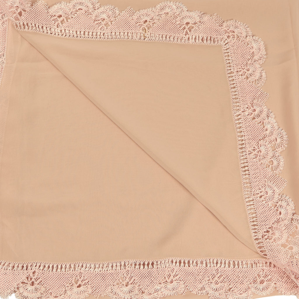 Gül Sükûneti – Pembe İpek Krep Demor ve İğne Oyası Süslemeli Namaz Başörtüsü