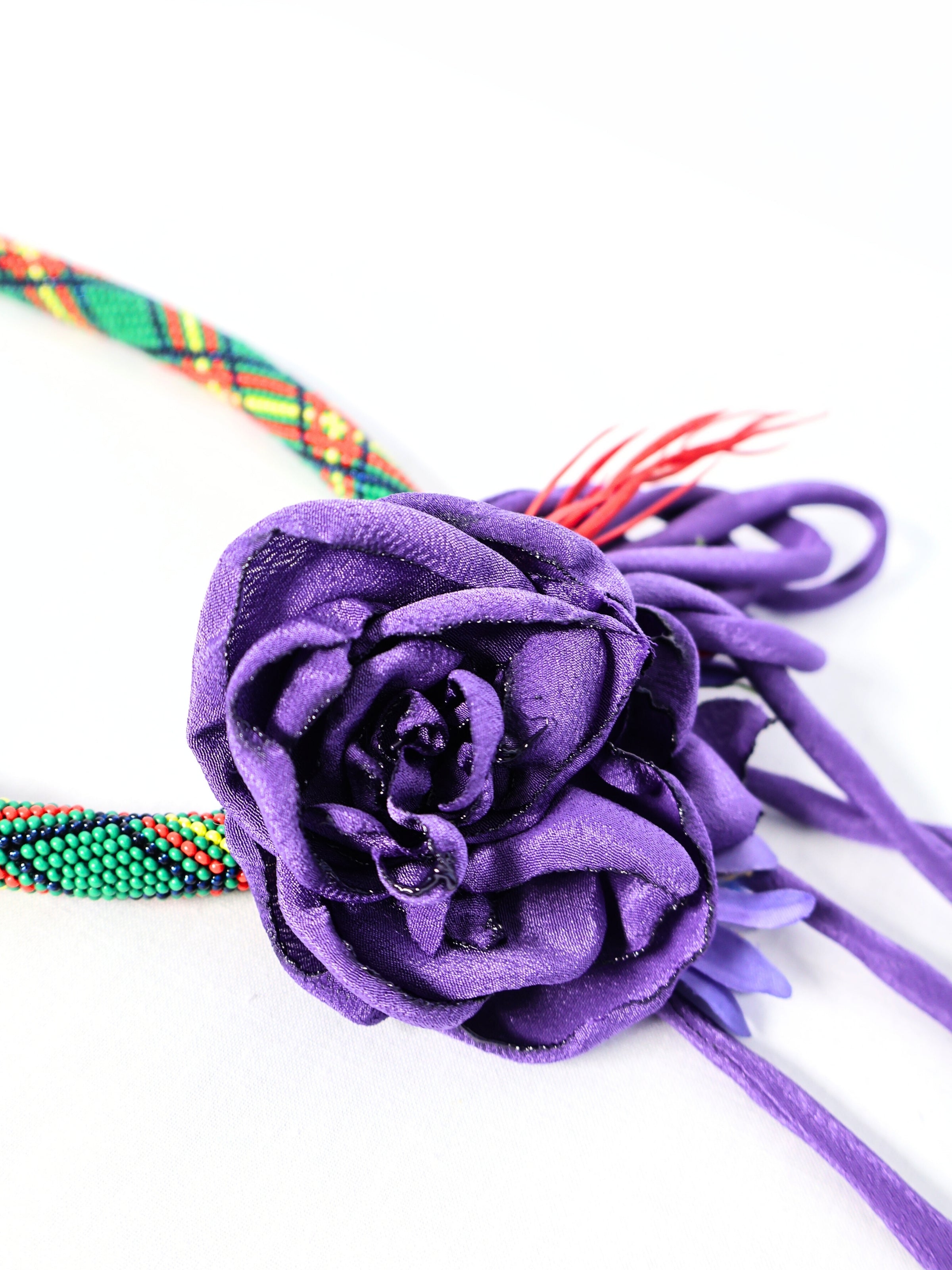 Zühre – Kumaş Gül ve Renkli Boncuk İşleme Kolyesi