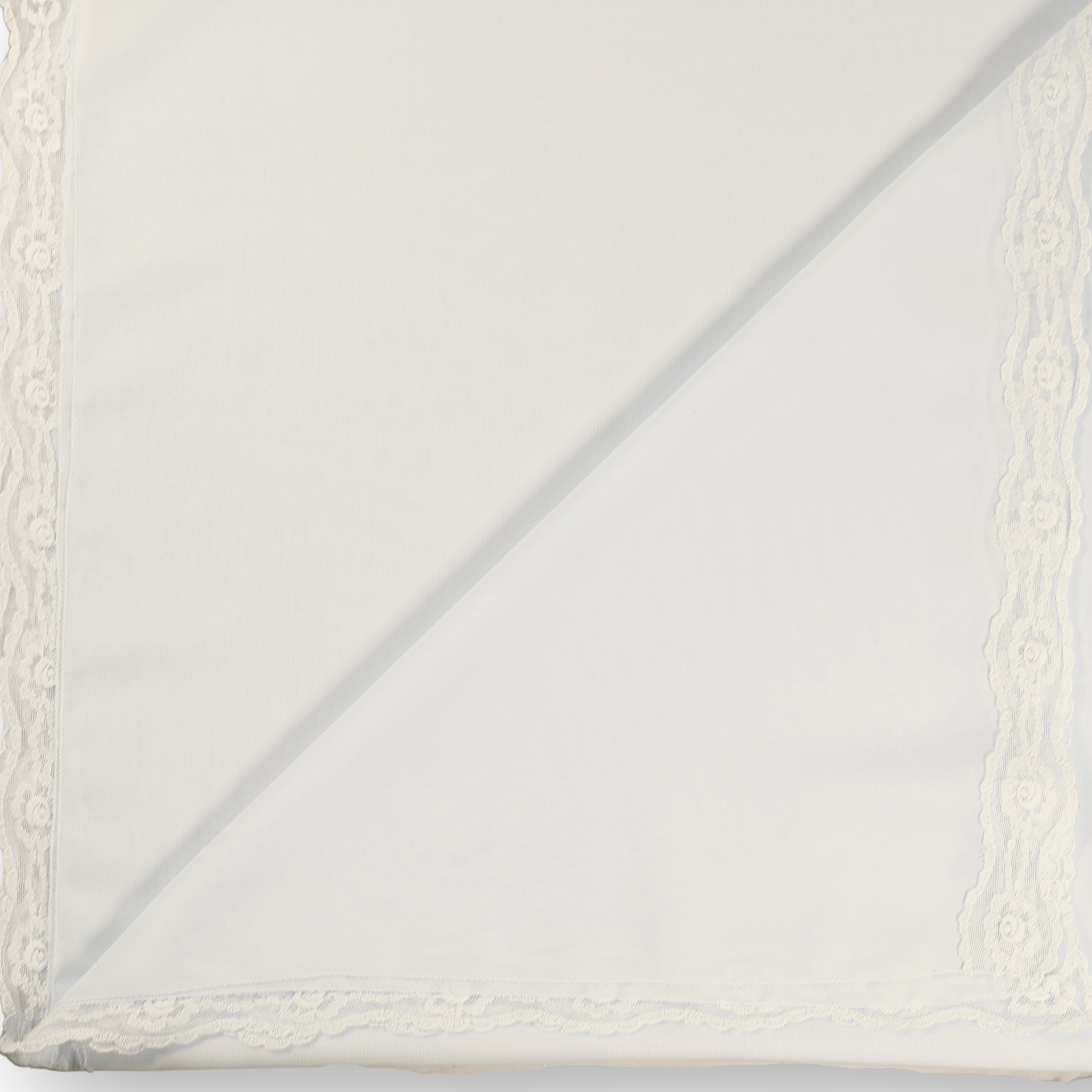 Zamansız Zarafet – Ekru Krep Demor ve Fransız Dantelli Namaz Başörtüsü