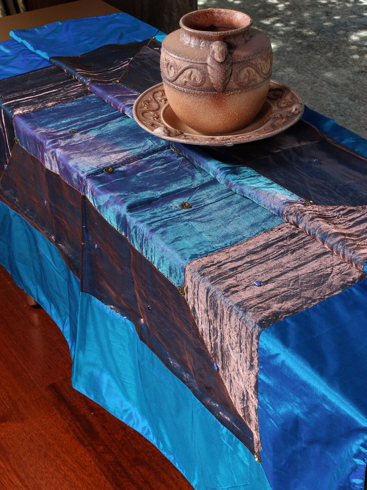 Gökyüzü Yansıması – İpek Tafta ve Organze Üzeri Çift Taraflı Dekoratif Örtü