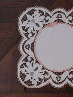 1980'lerde Çalışılmış Beyaz İş Sandık Eserinden Dönüştürülen Dekoratif Örtü