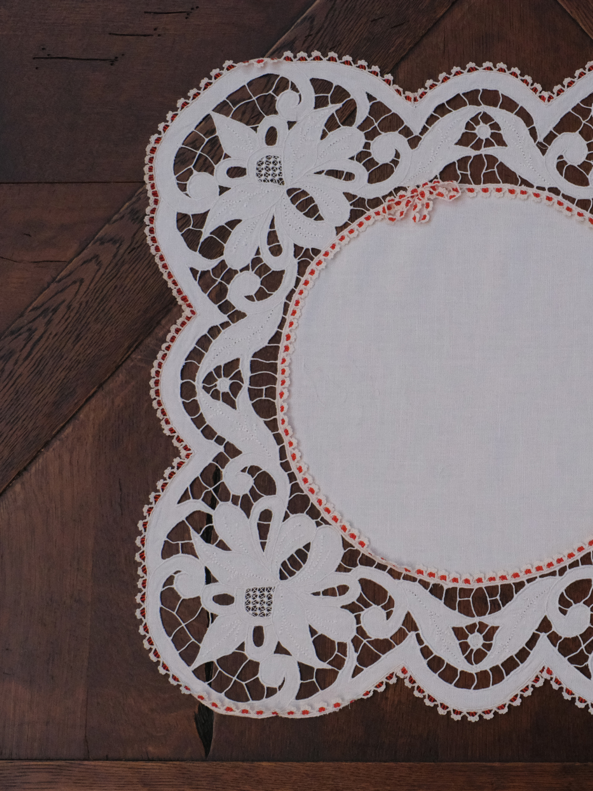 1980'lerde Çalışılmış Beyaz İş Sandık Eserinden Dönüştürülen Dekoratif Örtü