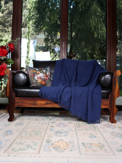 Lacivert Dokunuş – Kendinden Desenli Püsküllü Diz & Koltuk Örtüsü