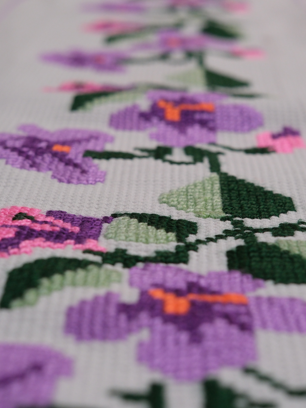 1970'lerde Beyaz Etamin Üzerine İşlenmiş Kanaviçe Sandık Örtüsünden Uyarlanmış Masa Örtüsü