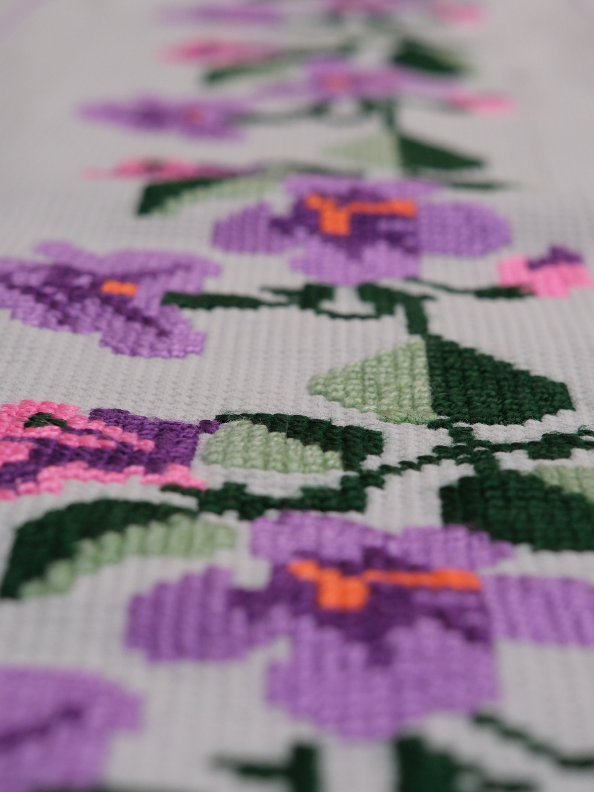 1970'lerde Beyaz Etamin Üzerine İşlenmiş Kanaviçe Sandık Örtüsünden Uyarlanmış Masa Örtüsü