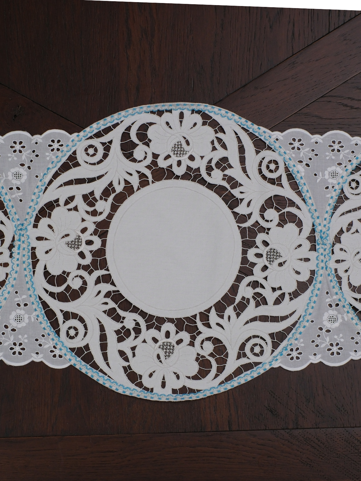 Vintage Beyaz İş Oda Takımından Uyarlanmış Masa Örtüsü ve Dekoratif Örtü