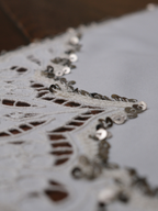 Kullanılmadan Muhafaza Edilen Vintage Beyaz İş Çalışmasından Uyarlanan Dekoratif Örtü