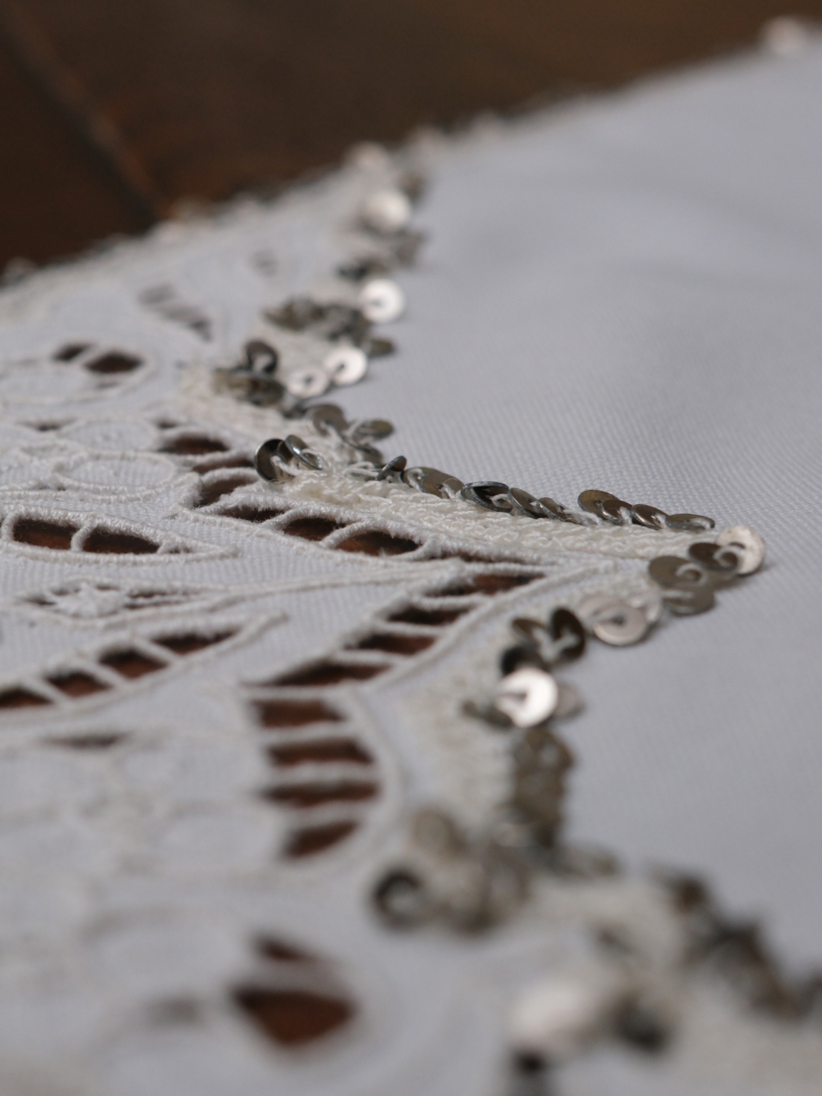 Kullanılmadan Muhafaza Edilen Vintage Beyaz İş Çalışmasından Uyarlanan Dekoratif Örtü