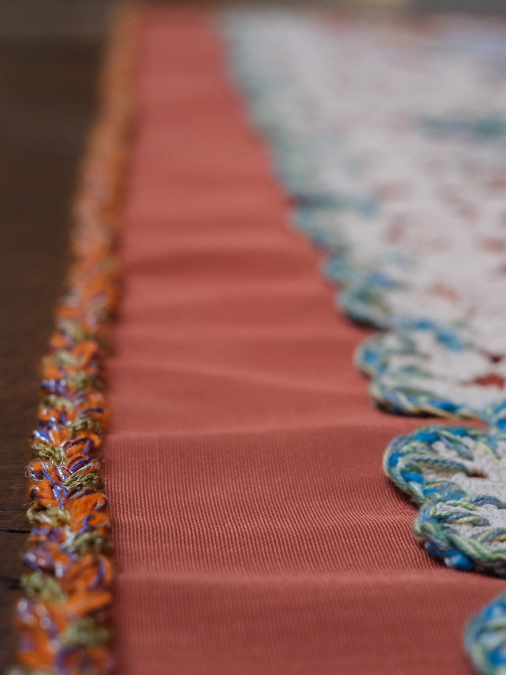 Antika Elde Tığla Örülmüş Dantel ve İpek Fay Kumaşla Renklendirilmiş Özel Masa Örtüsü