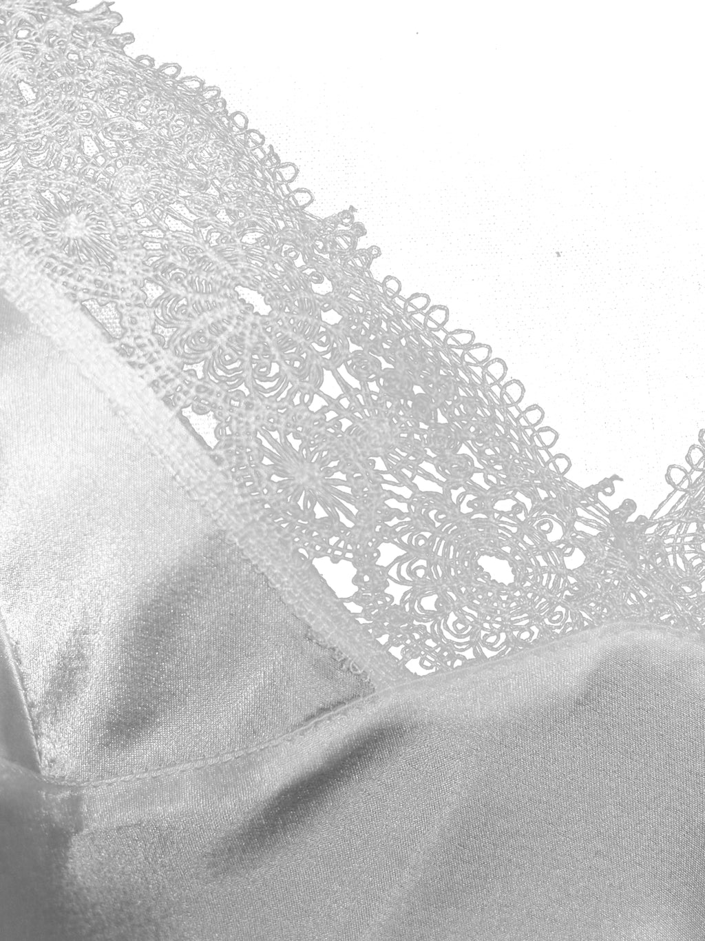 Ay Işığı - Fransız Dantel Süslemeli Beyaz İpek Saten Gecelik