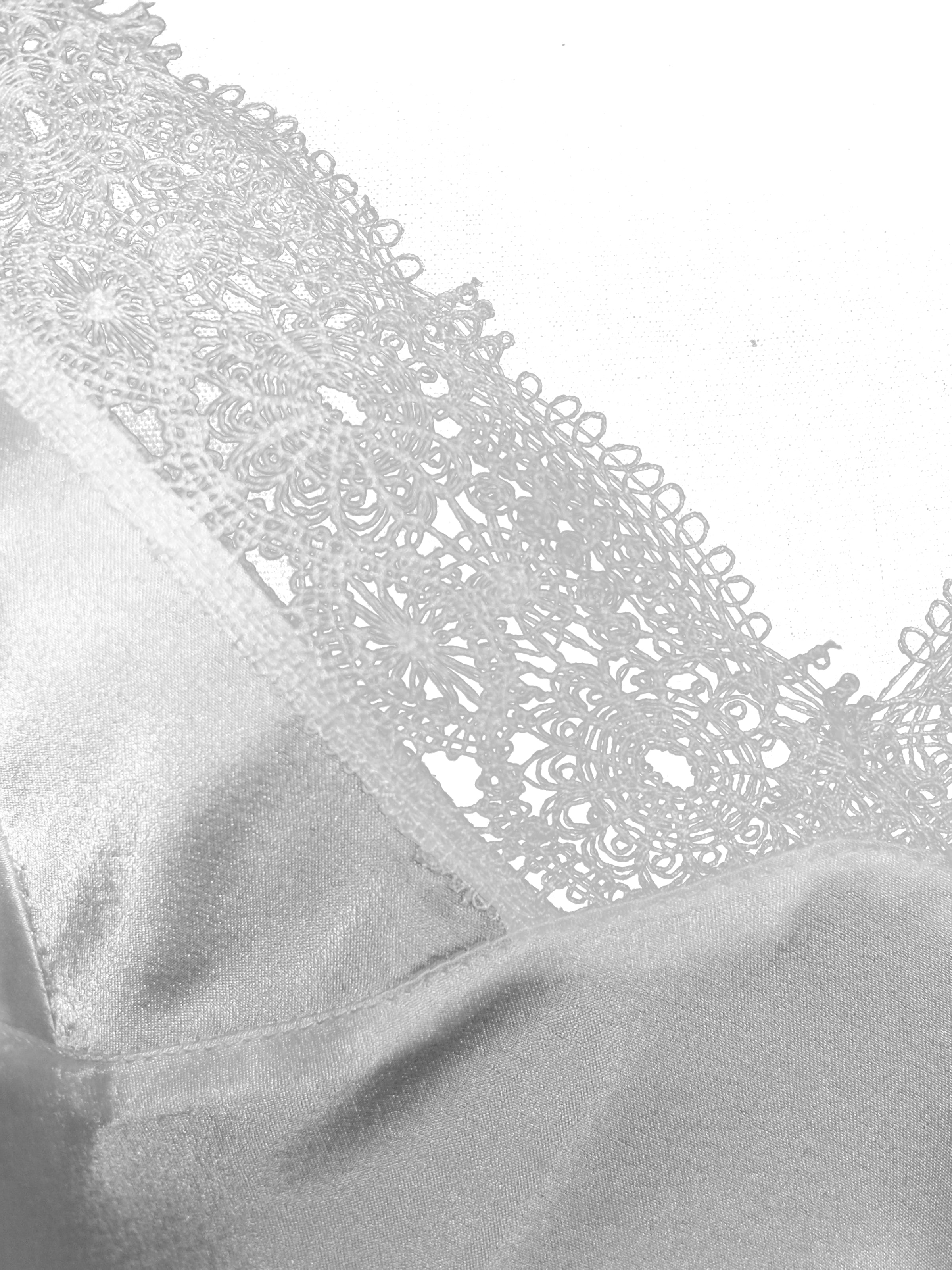 Ay Işığı - Fransız Dantel Süslemeli Beyaz İpek Saten Gecelik