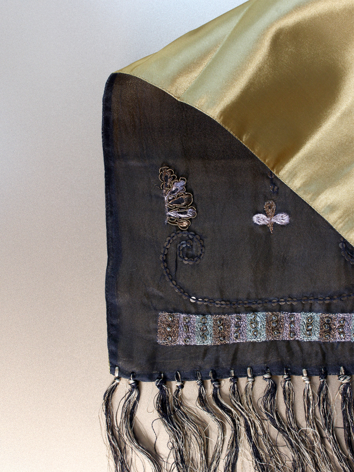 Altın Yansı – Kahverengi ve Hardal İpek Organze Üzeri Çift Taraflı Dekoratif Örtü